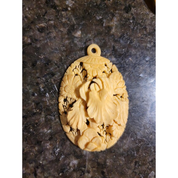 Intricately carved bone pendant, Vintage 1950s bone jewelry - Picture 6 of 10